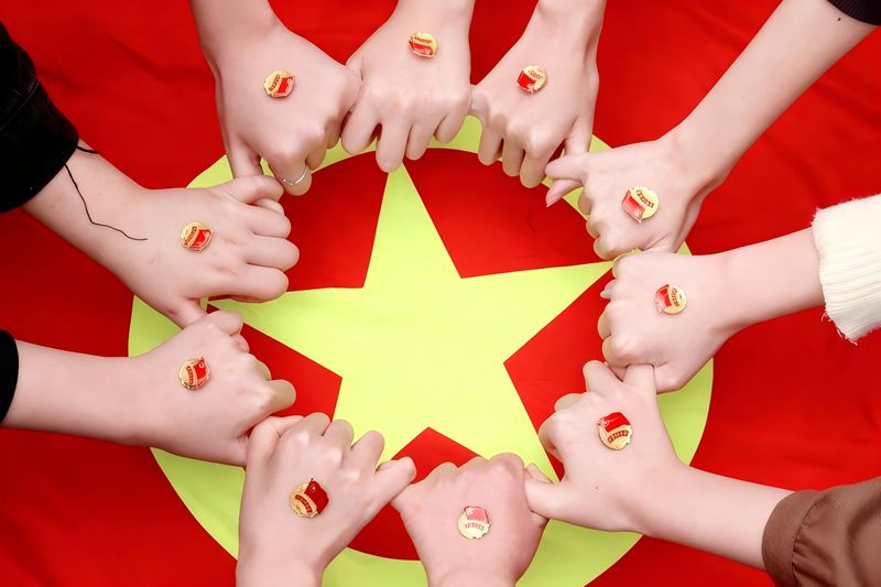 團(tuán)旗團(tuán)徽合影2_副本.jpg